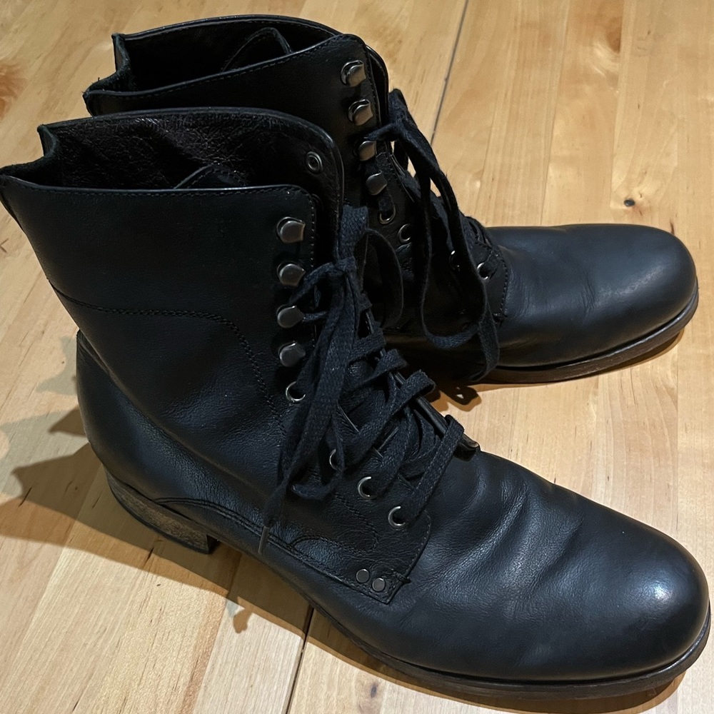 John Varvatos Boots in great condition.